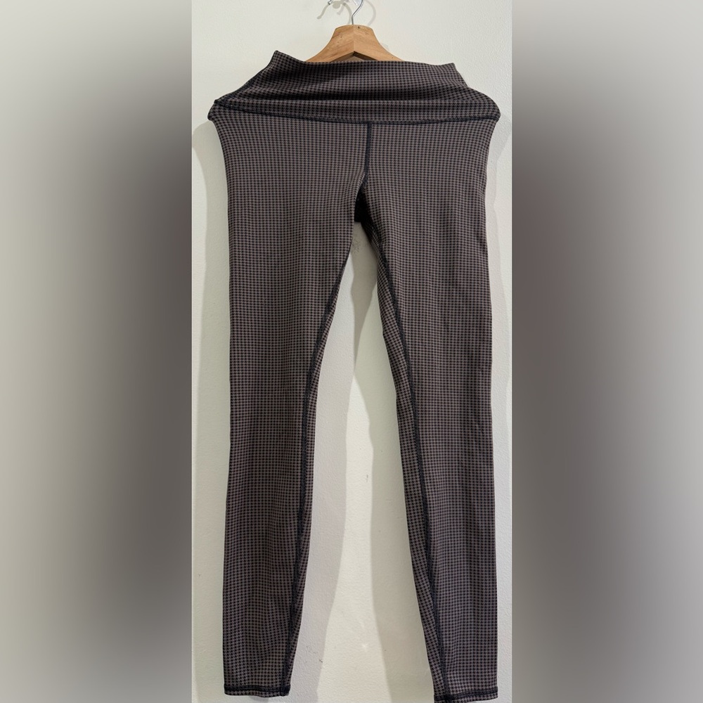 ALO Yoga High-Waist Grid Leggings in Black and Gray